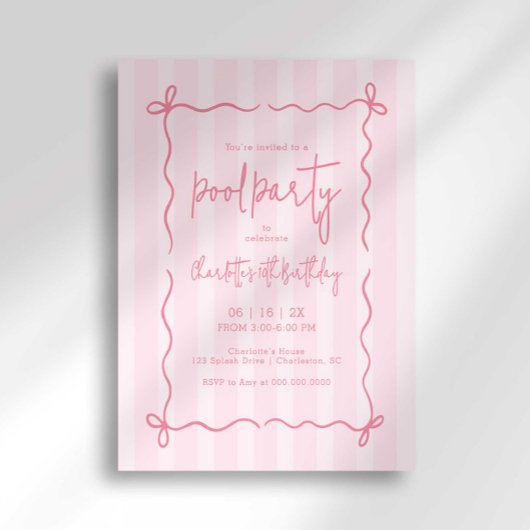 Roze gestreepte zwembad verjaardagsuitnodiging mei kaart