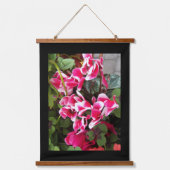 Roze, gevarieerd cyclamen met zwarte rand hangend wandkleed (Voorkant)