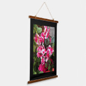 Roze, gevarieerd cyclamen met zwarte rand hangend wandkleed (Gebogen)