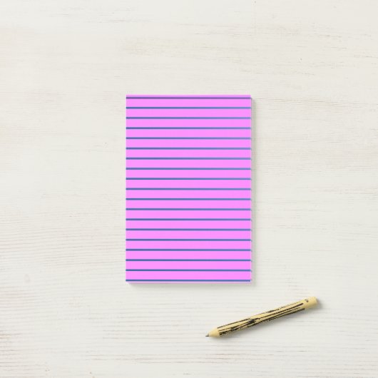 Roze gevoerd post-it® notes (Op bureau)