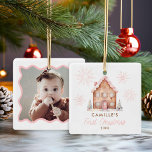 Roze Gingerbread House 1st Christmas Foto Keramisc Keramisch Ornament<br><div class="desc">Vier haar eerste kerst met dit schattige Pink Gingerbread House Photo Ornament! Personaliseer het met een favoriete foto voor een zoete souvenir die jarenlang zal worden gekoesterd. Perfect voor nieuwe ouders of grootouders!</div>