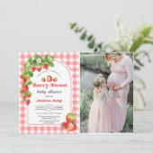 Roze Gingham Aardbei Baby Shower Foto  Kaart (Staand voorkant)