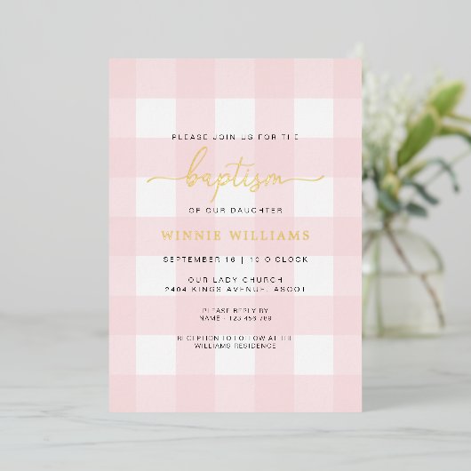 Roze Gingham Baptism Gold Foil uitnodiging (Staand Voorkant)