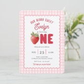 Roze Gingham Bes Eerste Aardbei Thema Kaart (Staand voorkant)