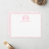 Roze Gingham Bloemenkroon Monogram Notitiekaartje (Voorkant / Achterkant in situ)