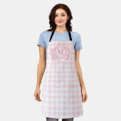 Roze Gingham Bloemenkroon Monogram Schort (Gedragen)