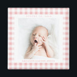 Roze Gingham Check Baby Birthdate Magnet<br><div class="desc">De zoete zwarte roze gingham check is een charmante manier om de foto van een nieuwe baby te lijsten en de komst te vieren met een vierkante magneet met de naam en de geboortedatum. Maak deze baby magneet voor een nieuwe ouder,  grootouders en familie of vrienden.</div>