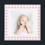 Roze Gingham Check Baby Birthdate Magnet<br><div class="desc">De zoete zwarte roze gingham check is een charmante manier om de foto van een nieuwe baby te lijsten en de komst te vieren met een vierkante magneet met de naam en de geboortedatum. Maak deze baby magneet voor een nieuwe ouder,  grootouders en familie of vrienden.</div>