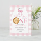 Roze Gingham Cutie Pie Eerste Verjaardagsuitnodigi Kaart (Staand voorkant)