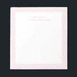 Roze gingham, eenvoudig gepersonaliseerd notitieblok<br><div class="desc">Met zijn schattige roze gingham-lijst is dit notitieblok de perfecte manier om een zoete gepersonaliseerde noot te sturen. De tekst leest "een kleine nota van"en omvat ruimte voor een naam, maar het kan worden uitgegeven om het even wat te zeggen u zou willen. Het maakt een geweldige stuiver voor een...</div>