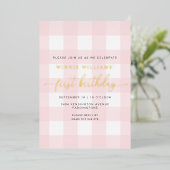 Roze Gingham First Birthday Gold Foil Invitation Folie Uitnodiging (Staand Voorkant)