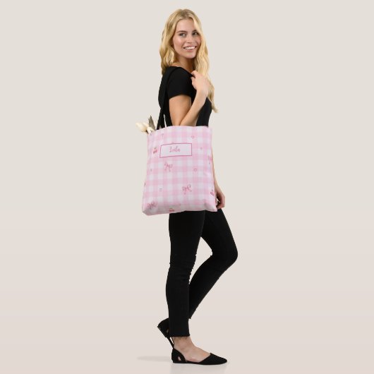 Roze Gingham Kersenboog Script Naam Ontwerp Tote Bag (Op model)