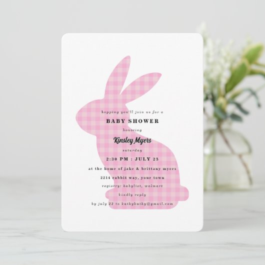 Roze Gingham Konijn Baby Shower Uitnodiging (Staand voorkant)