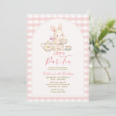 Roze Gingham Konijn Thee Feestje Verjaardagsuitnod Kaart (Staand voorkant)