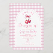 Roze Gingham met Bow She's Cherry op Top Birthday Kaart (Voorkant / Achterkant)