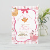 Roze Gingham Plaid Kuiken 1e Verjaardagsuitnodigin Kaart (Staand voorkant)