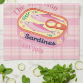 Roze Gingham Sardines Aangepaste Familienaam Theedoek (Gevouwen)