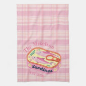 Roze Gingham Sardines Aangepaste Familienaam Theedoek (Verticaal)