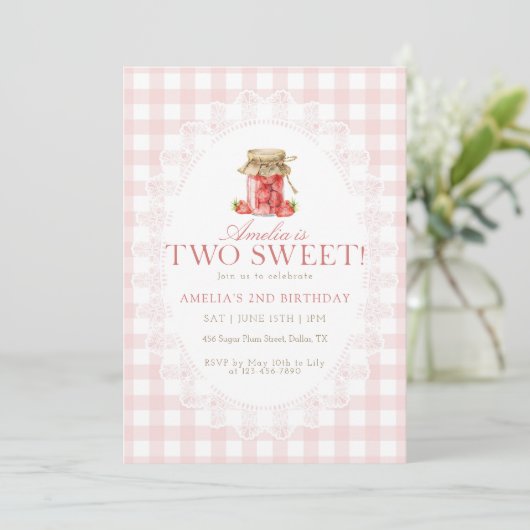 Roze Gingham Two Sweet Strawberry Verjaardag Kaart (Staand voorkant)