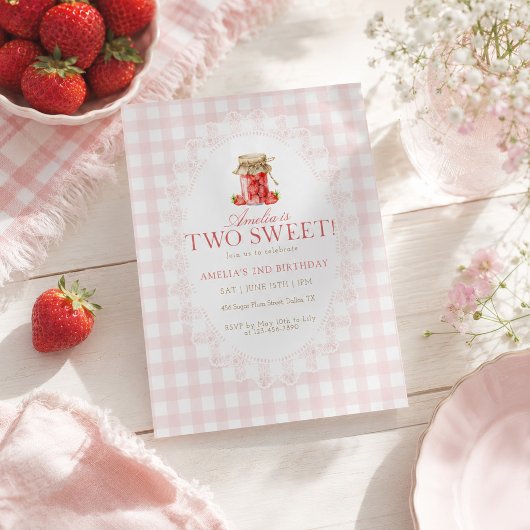 Roze Gingham Two Sweet Strawberry Verjaardag Kaart
