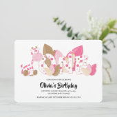 Roze Giraffe Eerste uitnodiging van de verjaardag (Staand voorkant)