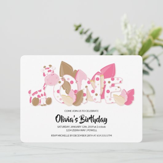 Roze Giraffe Eerste uitnodiging van de verjaardag (Staand voorkant)