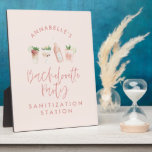 Roze, girale, moderne script bachelorette sanitize fotoplaat<br><div class="desc">Roze,  semimoderne scriptbachelorette sanitizer.</div>