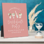 Roze, girale, moderne script bachelorette sanitize fotoplaat<br><div class="desc">Roze,  semimoderne scriptbachelorette sanitizer.</div>