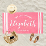 Roze Girls Weekend Persoonlijke naam Strandlaken<br><div class="desc">Een speciaal ontwerp voor een vakantieganter voor meisjes in het weekend is voorzien van een aangepaste voornaam in een modern script dat is opgesteld door kustlijnen,  met aangepaste tekst voor deze gelegenheid. De  roze achtergrondkleur kan worden gewijzigd. Ga naar onze winkel voor andere kleurenopties.</div>