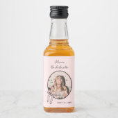 Roze Girly Bows & Babes Bachelorette Custom Mini Likeurfles Etiket (Voorkant)