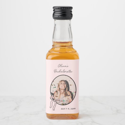 Roze Girly Bows & Babes Bachelorette Custom Mini Likeurfles Etiket (Voorkant)