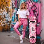 Roze Girly Retro Patroon Persoonlijk Skateboard<br><div class="desc">Maak je klaar om in stijl te rollen met ons Retro Chic Pink Pattern Skateboard! Dit unieke skateboard van hoge kwaliteit is een perfecte mix van charme en meisjesachtige esthetiek. Het is niet alleen een rit, het is een mode statement! Dit skateboard is bedrukt met een levendig roze design geïnspireerd...</div>
