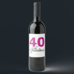 Roze Glitter 40 en Fabulous 40th Birthday Party Wijn Etiket<br><div class="desc">Het vieren van 40-jarige draaien in stijl met dit elegante 40ste verjaardagsontwerp. De woorden 40 en Fabulous in heet roze glitter en zwart zijn ingesteld met moderne typografie. De bijbehorende producten zoals partijbenodigdheden en de uitnodigingen van de verjaardagspartij zijn beschikbaar in onze winkel. Als je hulp nodig hebt, kun je...</div>