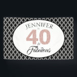 Roze Glitter 40 en Fabulous Custom 40th Birthday Spandoek<br><div class="desc">Elegant 40 en een fantastische gepersonaliseerde 40e verjaardagsbanner, de woorden 40 en sassy zijn in faux blush roze glitter en zwart. De achtergrond is een zwart-wit geometrisch patroon. Ideaal voor je 40ste verjaardag. U kunt deze banner met jouw naam gemakkelijk aanpassen. Neem contact met ons op via onze winkel als...</div>