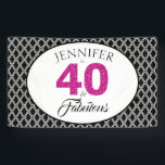Roze Glitter 40 en Fabulous Custom 40th Birthday Spandoek<br><div class="desc">Elegant 40 en geweldige, gepersonaliseerde banner op de veertigste verjaardag, de woorden 40 en sassy zijn in faux, roze glitter en zwart. De achtergrond is een zwart-wit geometrisch patroon. Ideaal voor je 40ste verjaardag. U kunt deze banner met jouw naam gemakkelijk aanpassen. Neem contact met ons op via onze winkel...</div>