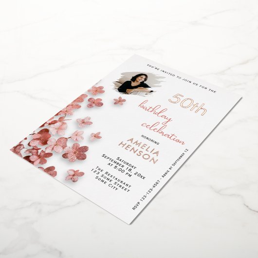 Roze Glitter Bloemen Bloemen Bloemen 50e Verjaarda Folie Uitnodiging (Gedraaid)