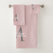 Roze Glitter Drift Monogram Elegant Girly Script Bad Handdoek (Insitu)