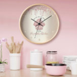 Roze glitter druppelt cupcake bakkerij Chef Gold Grote Klok<br><div class="desc">Maak een stijlvolle indruk met deze elegante, geavanceerde, eenvoudige en moderne aangepaste muur klok. Een dunne, roos goudcakaart, handgeschreven schrijftypografie en glitterdruppels bedekken een faux metallic gouden achtergrond van champagne. Personaliseer met uw volledige naam, zaken, of andere info. Uw keuze uit een rond of vierkant klokgezicht. Maakt een chic, professioneel...</div>