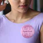 Roze glitter druppelt naamlabel op ronde button 3,2 cm<br><div class="desc">Een licht roze achtergrond. Gedecorreerd met roze faux glitterdruppels,  druppelend voor verf. Personaliseer en voeg een naam toe,  die met een gierig modern handgeschreven stijlmanuscript wordt geschreven. Roze gekleurde letters.</div>