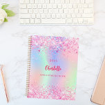 Roze glitter holografische naam 2025 planner<br><div class="desc">Een trendy holografische achtergrond met pastelkleuren in roze,  paarse,  muntgroen. Versierd met faux glitter in roze. Personaliseer en voeg een naam,  titel en een jaar toe. De naam is geschreven met een meisjesachtig modern handgeschreven stijlschrift.</div>