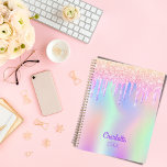 Roze glitter iriserend roos gouden monogram 2024 planner<br><div class="desc">Een trendy irdescent kleurige achtergrond met eenhoorn- en regenboogpastelkleuren in roze,  paars,  roos goud,  muntgroen. Ontkleurd met faux glitter-druppels in roos goud,  roze en paars. Personaliseer en voeg een naam toe,  die met een gierig modern handgeschreven stijlmanuscript wordt geschreven. Een jaar toevoegen. Paarse gekleurde letters.</div>