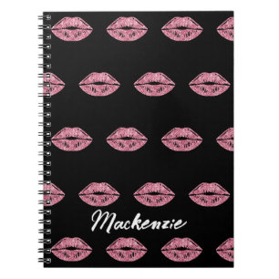 Roze Glitter Lippen met Aangepaste Naam op Zwart Notitieboek