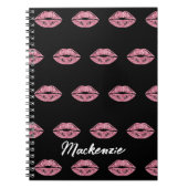 Roze Glitter Lips met aangepaste naam op zwart Notitieboek (Voorkant)