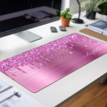 Roze Glitter Monogram Bureaumat<br><div class="desc">Aangepaste monogram bureaumat met roze faux glitter druppelen op een roze faux geborstelde metallic achtergrond. Personaliseer met jouw naam in een elegant wit script met swashes.</div>