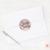 Roze Glitter Ombre 60 en Sassy 60e Verjaardag Ronde Sticker (Envelop)