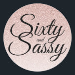 Roze Glitter Ombre 60 en Sassy 60th Birthday Ronde Sticker<br><div class="desc">Het vieren van het draaien van 60 in stijl met dit 60ste verjaardagsontwerp op een roze glitter ombre achtergrond. De woorden 60 en de assy worden geplaatst gebruikend elegant manuscript. Neem contact met ons op via onze winkel als je hulp of overeenkomende producten nodig hebt. Wij helpen u graag om...</div>