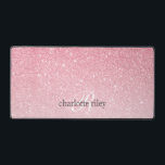 Roze Glitter Ombre Monogrammed Girly Bureaumat<br><div class="desc">Elegante en indrukwekkende monogram bureaumat met een vrouwelijke roze sprankelende glitter ombre achtergrond Pas het aan met twee lijnen aangepaste tekst in elegante moderne eenvoudige stijltypografie. Een chic ontwerp voor alle schoonheidssalons,  kappers,  mode boetieks,  weddingplanners,  sieradenontwerpers,  interieurontwerpers,  vrouw jurist en advocaat,  en voor elke zakelijke babe!</div>