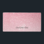 Roze Glitter Ombre Monogrammed Girly Bureaumat<br><div class="desc">Elegante en indrukwekkende monogram bureaumat met een vrouwelijke roze sprankelende glitter ombre achtergrond Pas het aan met twee lijnen aangepaste tekst in elegante moderne eenvoudige stijltypografie. Een chic ontwerp voor alle schoonheidssalons,  kappers,  mode boetieks,  weddingplanners,  sieradenontwerpers,  interieurontwerpers,  vrouw jurist en advocaat,  en voor elke zakelijke babe!</div>