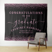 Roze Glitter Script Kalligrafie Zwart Afstuderen Wandkleed (In Situ (horizontaal))