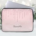 Roze Glitter Sparkle Monogram Laptop Sleeve<br><div class="desc">blush roze kleur,  versierd met sprankelende faux glitter drip design en monogram. Personaliseer en voeg jouw naam toe in een handgeschreven stijlscript. Ideaal voor school of kantoor. Maakt een geweldig cadeau!</div>